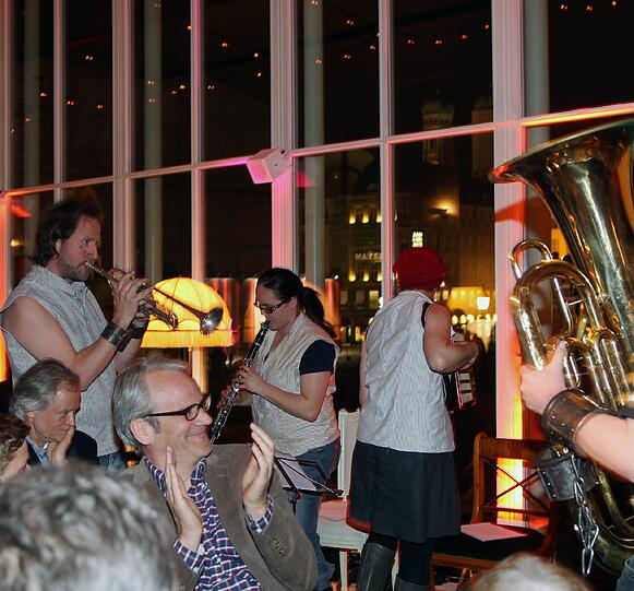 Der "Klatsch-Papst" der AZ war zu Gast bei Sebastian Blomberg. Der hat ihn zuvor als "Derwisch im Münchner Hosentürl" angekündigt. Die Bilder vom wild-amüsanten Abend mit Kir-Royal-Walzer, viel "Sweet Little Lies" von Fleetwood Mac und Mops Resi.