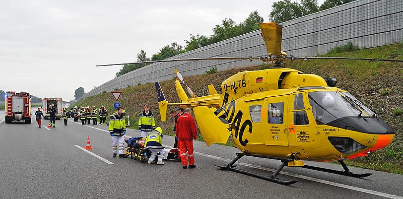 Schwerer Unfall auf Höhe der Eschenrieder Spange: Ein PKW gerät ins Schleudern und landet auf dem Dach.