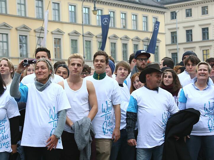 Am Odeoansplatz trafen sich am Freitagnachmittag einige hundert Passanten zum Smartmob zugunsten des WEISSEN RINGS. Hier sehen Sie die Bilder.