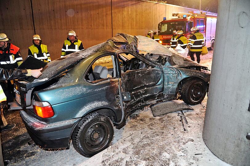 Bis die Rettungskräfte kamen und die Frau aus dem zerstörten Fahrzeug bargen, betreute sie ein anderer Verkehrsteilnehmer.