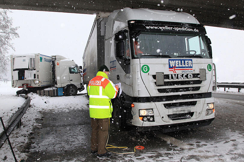 Auf der A8 rutscht ein Lkw am Dienstag auf das vorausfahrende Fahrzeug. Wegen Schneeglätte kam er nicht mehr rechtzeitig zum Stehen. Die zwei Fahrer werden verletzt.