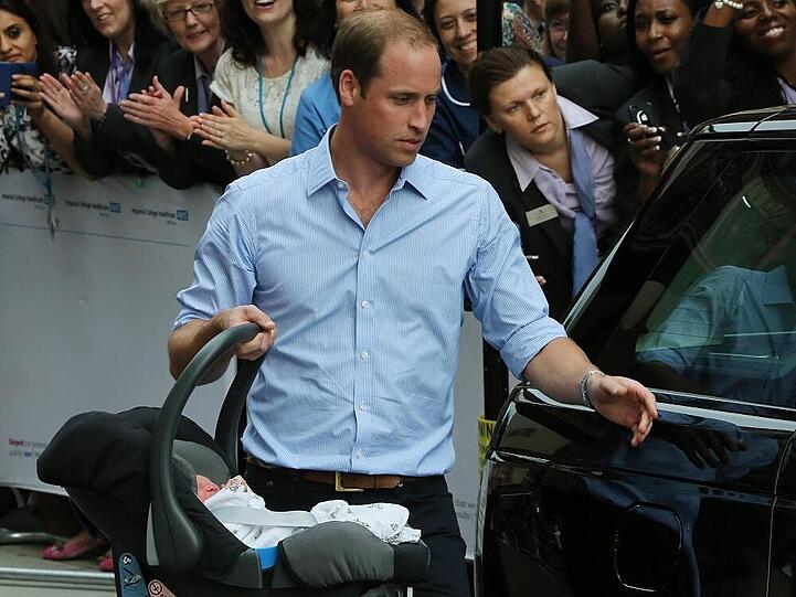 Prinz William mit Söhnchen George vor dem St. Mary's Hospital