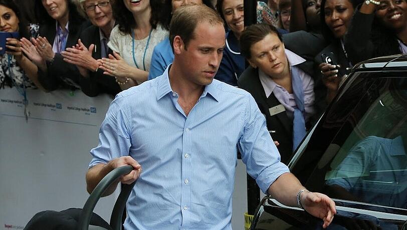Prinz William mit Söhnchen George vor dem St. Mary's Hospital Prinz William mit Söhnchen George vor dem St. Mary's Hospital