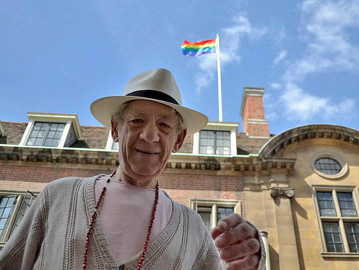 Ian McKellen vor seiner alten Uni, dem St. Catharine's College