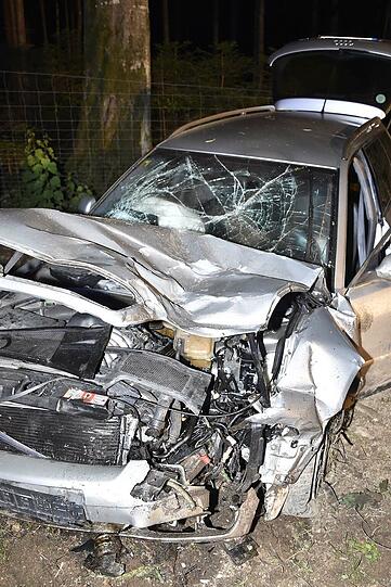 Der Audi hat den Fiat förmlich abgeschossen. Fünf Menschen, darunter ein Kind, wurden bei dem Unfall verletzt.