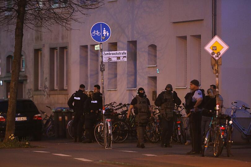 Polizisten stehen an der Ecke Theißingstraße/Zumbroockstraße. In Münster sind am Samstag mehrere Menschen gestorben, als ein Auto in eine Menschenmenge fuhr.