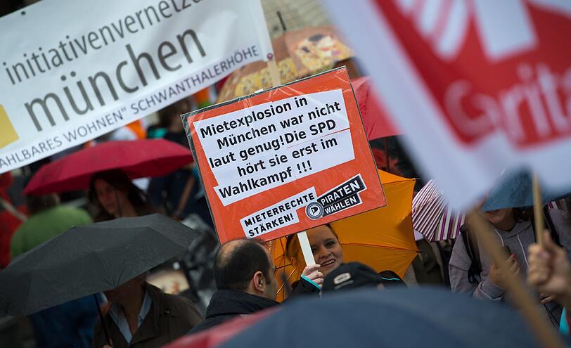 Rund 300 Menschen haben am Samstag am Stachus  gegen steigende Mieten demonstriert und den Bau günstigerer Mietwohnungen verlangt. Die Bilder!