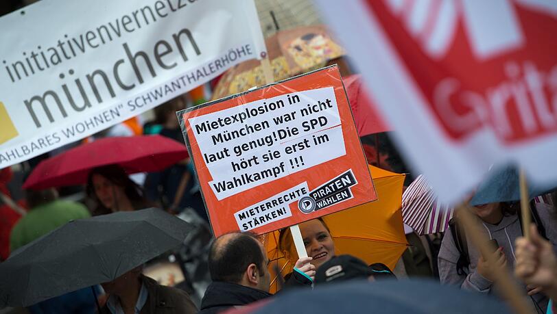 Rund 300 Menschen haben am Samstag am Stachus gegen steigende Mieten demonstriert und den Bau günstigerer Mietwohnungen verlangt. Die Bilder! Rund 300 Menschen haben am Samstag am Stachus gegen steigende Mieten demonstriert und den Bau günstigerer Mietwohnungen verlangt. Die Bilder!
