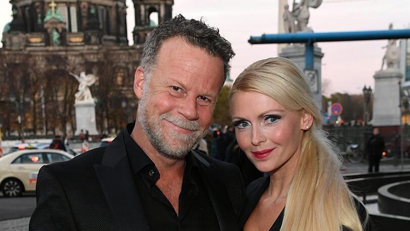 Jenke von Wilmsdorff und Mia haben 2015 geheiratet. Im Mai 2022 gab er das Ehe-Aus bekannt: Die beiden sind "schon seit Jahren getrennt".