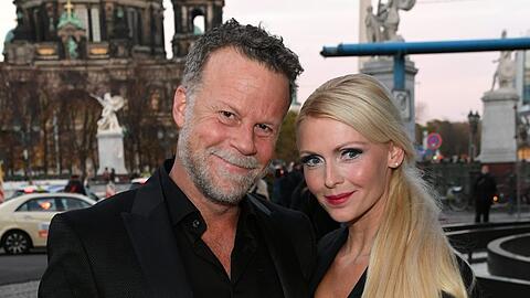 Jenke von Wilmsdorff und Mia haben 2015 geheiratet. Im Mai 2022 gab er das Ehe-Aus bekannt: Die beiden sind "schon seit Jahren getrennt".