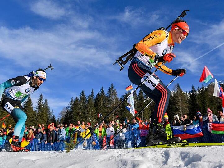 Zwischenzeitlich hatte Philipp Horn (r) vor Martin Fourcade aus Frankreich sogar geführt.