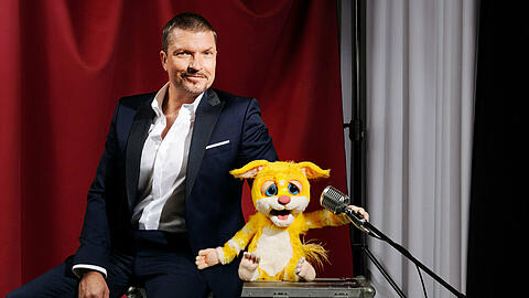 Hard Krüger jr. mit seiner Profisänger-Puppe in "Pretty in Plüsch"