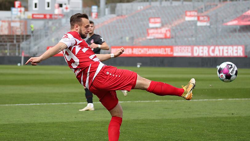 Der Würzburger David Kopacz spielt den Ball.