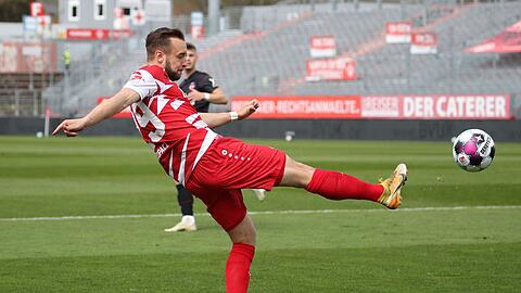 Der Würzburger David Kopacz spielt den Ball.