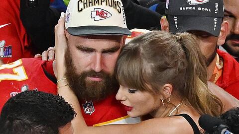 Taylor Swift herzte ihren Chiefs-Helden und Freund Travis Kelce nach dem Gewinn des Super Bowl.
