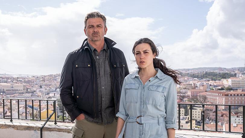 "Flucht aus Lissabon": Die Informatikerin Sophia Moreno (Hana Sofia Lopes) erhält Unterstützung vom Ex-Fluchthelfer Tom Fährmann (Hans Sigl). "Flucht aus Lissabon": Die Informatikerin Sophia Moreno (Hana Sofia Lopes) erhält Unterstützung vom Ex-Fluchthelfer Tom Fährmann (Hans Sigl).