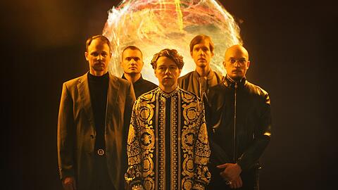 Vor dem Plasmaplaneten Solaris: Christian Friedel umgeben von seiner Band Woods of Birnam mit Gitarrist Philipp Makolies (links) und Uwe Pasora (Bass) sowie Keyborder Onno Dreier (zweiter von rechts) und Schlagzeuger Christian Grochau (rechts.).