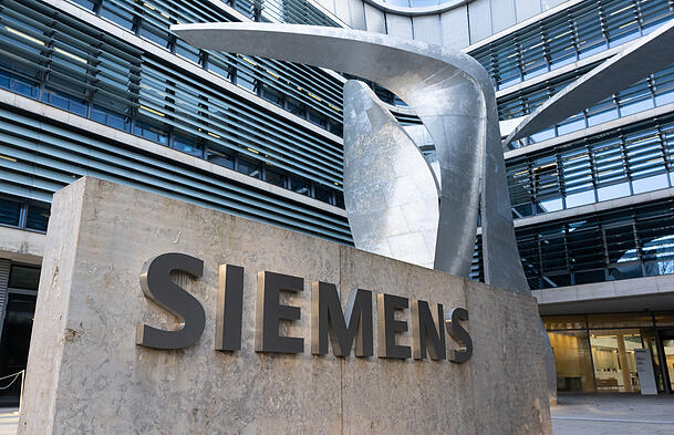 Der Schriftzug "Siemens" vor der Firmenzentrale. Das Unternehmen möchte verstärkt auf KI setzen. Der Schriftzug "Siemens" vor der Firmenzentrale. Das Unternehmen möchte verstärkt auf KI setzen.