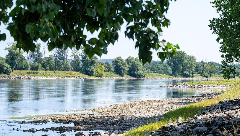 Nicht nur Flüsse und Seen in Bayern melden wegen Hitze und Trockenheit niedrige Pegelstände. Auch im Boden sind die Folgen messbar. Nicht nur Flüsse und Seen in Bayern melden wegen Hitze und Trockenheit niedrige Pegelstände. Auch im Boden sind die Folgen messbar.