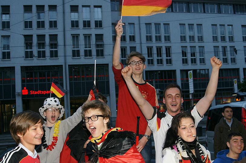 Schade Holland: So feiert München nach dem 2:1-Sieg der Deutschen Fußball-Nationalmannschaft gegen die Niederlande. Die besten Bilder aus der Leopoldstraße und diversen Münchner "EM-Kneipen".