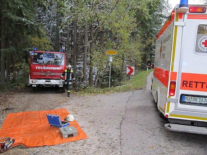 Eine junge Frau verliert die Kontrolle über ihren Wagen und rast gegen einen Baum - die Bilder von der Unfallstelle.
