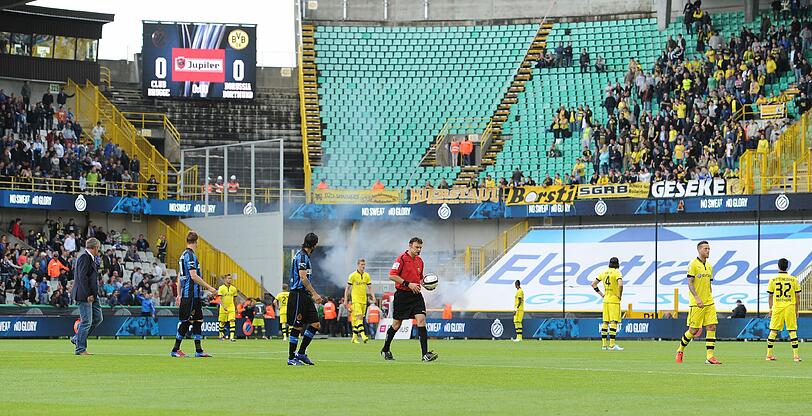 14.07.2012 Wenige Augenblicke vor dem geplanten Anstoß eines Testspiels von Borussia Dortmund beim belgischen Vizemeister FC Brügge (1:3) brechen Krawalle zwischen belgischen Fans und 50 BVB-Anhängern aus. Dabei gehen die Ranadalierer auch mit den Eckfahnen aufeinander los und brennen Benaglos ab. Der Schiedsrichter schickt beide Mannschaften vorübergehend wieder in die Kabinen.