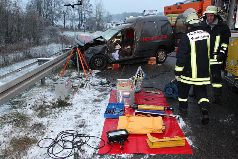 Schwerer Unfall auf dr A94 bei Töging: Ein Lkw ist ein Unfall-Auto gerast. Ein Mensch kam bei dem Crash ums Leben.