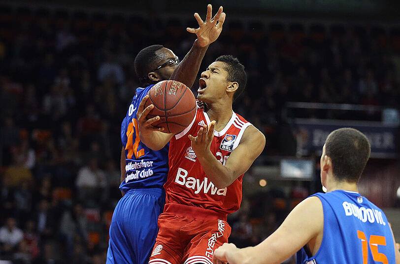 Bayern-Basketballer Karim Jallow behauptet sich gegen Chris Otule und Filip Bundovic (beide Mitteldeutscher BC).