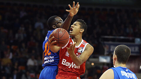 Bayern-Basketballer Karim Jallow behauptet sich gegen Chris Otule und Filip Bundovic (beide Mitteldeutscher BC).