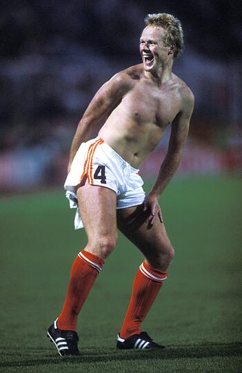 EM-Skandal 1988: Ronald Koeman hält das Trikot von Olaf Thon dorthin, wo es nicht hingehört.