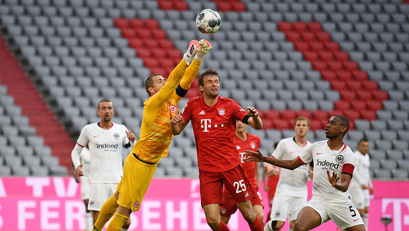 Thomas Müller gegen Eintracht-Keeper Kevin Trapp. Thomas Müller gegen Eintracht-Keeper Kevin Trapp.