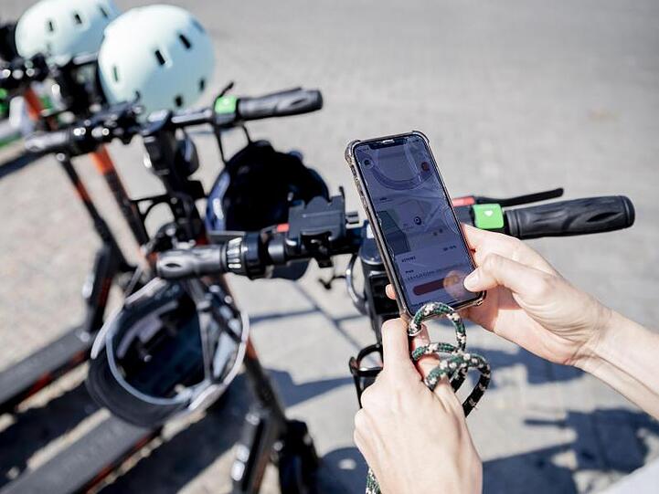 Entsperren per Smartphone: E-Tretroller lassen sich sehr einfach ausleihen.
