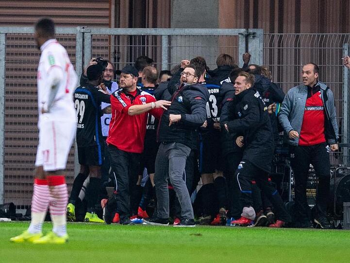 Kölns Anthony Modeste kann nur staunen: Die Paderborner feiern den späten 3:2-Sieg.