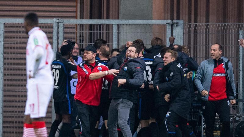 Kölns Anthony Modeste kann nur staunen: Die Paderborner feiern den späten 3:2-Sieg. Kölns Anthony Modeste kann nur staunen: Die Paderborner feiern den späten 3:2-Sieg.