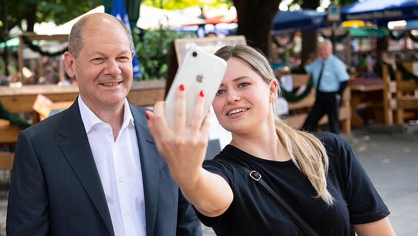 Wählerinnen-Selfie: Diese junge Frau scheint erkannt zu haben, um wen es sich hier handelt. Foto: Sven Hoppe/dpa Wählerinnen-Selfie: Diese junge Frau scheint erkannt zu haben, um wen es sich hier handelt. Foto: Sven Hoppe/dpa