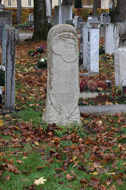 Dieser Stein auf dem Westfriedhof ist ein Denkmal, man kann ihn kaufen. Dieser Stein auf dem Westfriedhof ist ein Denkmal, man kann ihn kaufen.