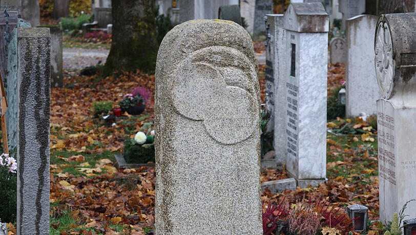Dieser Stein auf dem Westfriedhof ist ein Denkmal, man kann ihn kaufen. Dieser Stein auf dem Westfriedhof ist ein Denkmal, man kann ihn kaufen.