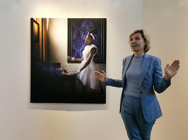 Die Fotokünstlerin Caroline Sikkenk hat Vermeers wichtigste Gemälde in die heutige Zeit übertragen. Die Fotokünstlerin Caroline Sikkenk hat Vermeers wichtigste Gemälde in die heutige Zeit übertragen.