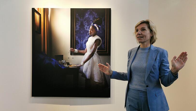 Die Fotokünstlerin Caroline Sikkenk hat Vermeers wichtigste Gemälde in die heutige Zeit übertragen. Die Fotokünstlerin Caroline Sikkenk hat Vermeers wichtigste Gemälde in die heutige Zeit übertragen.