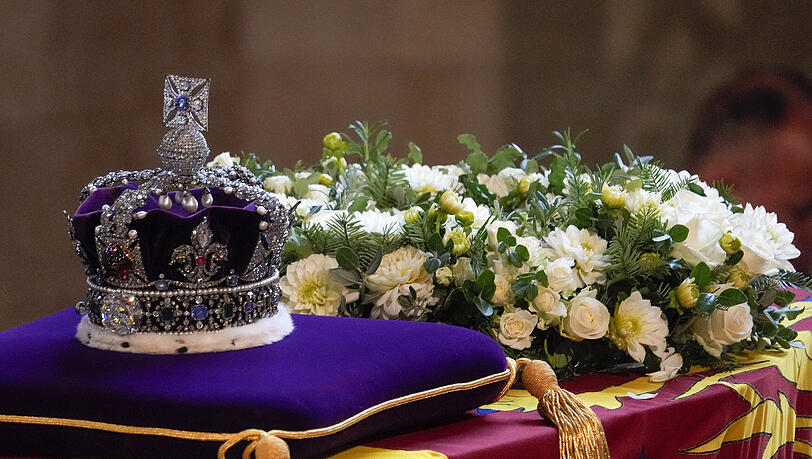 Die Imperial State Crown thronte im September 2022 auf dem Sarg der verstorbenen Queen. Königin Elizabeth trug die Krone traditionell zur Parlamentseröffnung .