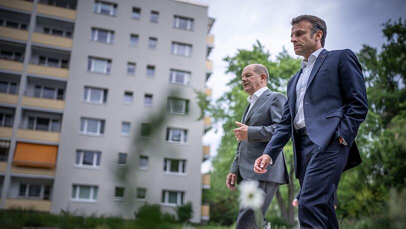 Bundeskanzler Olaf Scholz (l) trifft heute Frankreichs Präsident Emmanuel Macron in Paris (Archivbild).