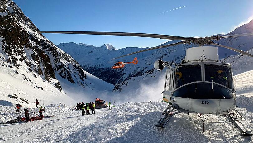 Ein Hubschrauber beim Einsatz in den Südtiroler Alpen. (Symbolbild)