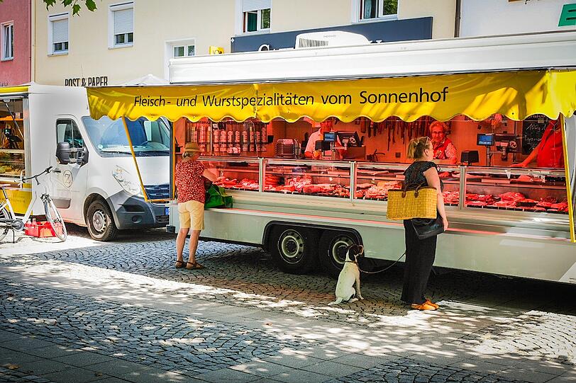 Der Bauernmarkt am Mangfallplatz. Jeden Mittwoch sind dort Standl aufgebaut. Fleisch und Wurst gibt es vom Sonnenhof. Der Bauernmarkt am Mangfallplatz. Jeden Mittwoch sind dort Standl aufgebaut. Fleisch und Wurst gibt es vom Sonnenhof.