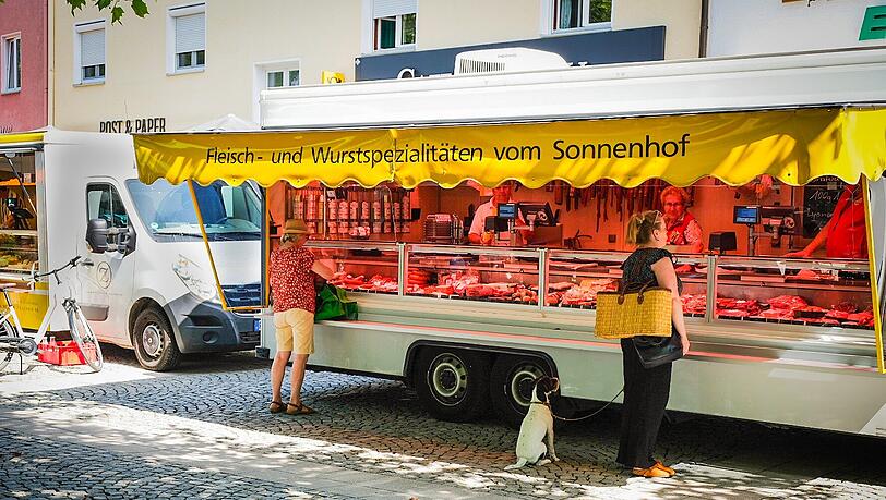 Der Bauernmarkt am Mangfallplatz. Jeden Mittwoch sind dort Standl aufgebaut. Fleisch und Wurst gibt es vom Sonnenhof. Der Bauernmarkt am Mangfallplatz. Jeden Mittwoch sind dort Standl aufgebaut. Fleisch und Wurst gibt es vom Sonnenhof.