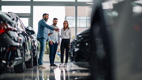 Immer mehr Kunden entscheiden sich beim Autoh&auml;ndler f&uuml;r alternativ angetriebene Fahrzeuge wie E-Autos.