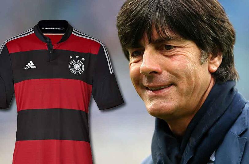 Schwarz mit roten Querstreifen: So sieht das neue Auswärtstrikot der Fußball-Nationalmannschaft von Bundestrainer Joachim Löw (r.) für die WM 2014 aus.