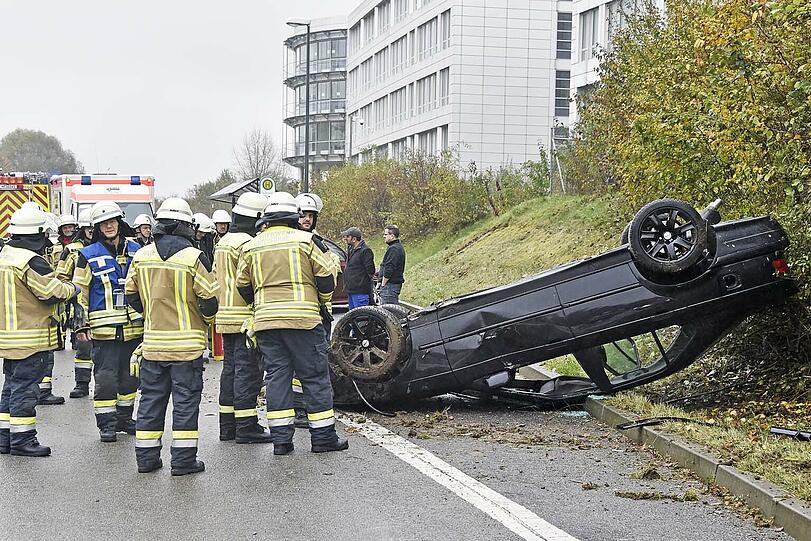 Der Fahrer war mit seinem BMW von der Straße abgekommen, überschlug sich und landete auf dem Dach.