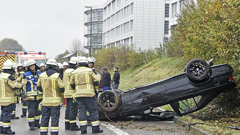 Der Fahrer war mit seinem BMW von der Straße abgekommen, überschlug sich und landete auf dem Dach. Der Fahrer war mit seinem BMW von der Straße abgekommen, überschlug sich und landete auf dem Dach.