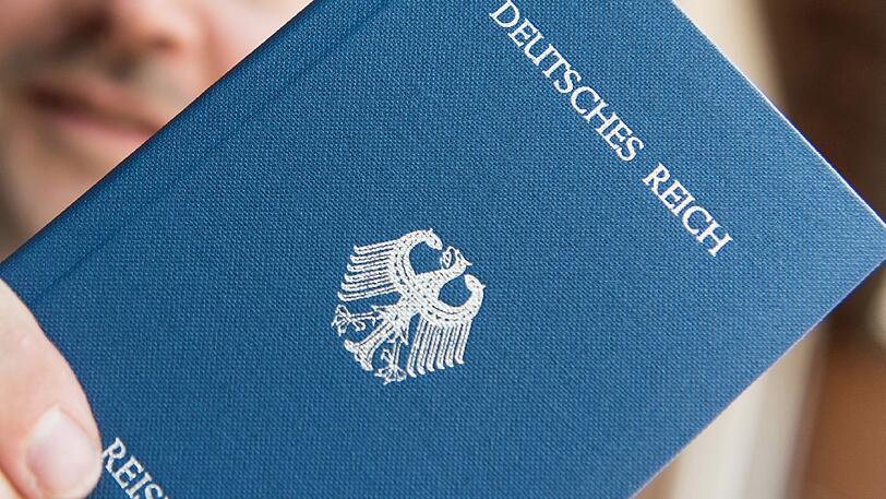 Reichsbürger stellen sich auch selber gern mal Pässe aus, beispielsweise mit dem Aufdruck "Deutsches Reich". (Symbolbild)