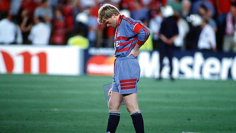 Die Bayern um Torhüter Oliver Kahn am Boden: Durch zwei Gegentore in der Nachspielzeit verloren die Münchner das Champions-League-Finale 1999 gegen Manchester United.